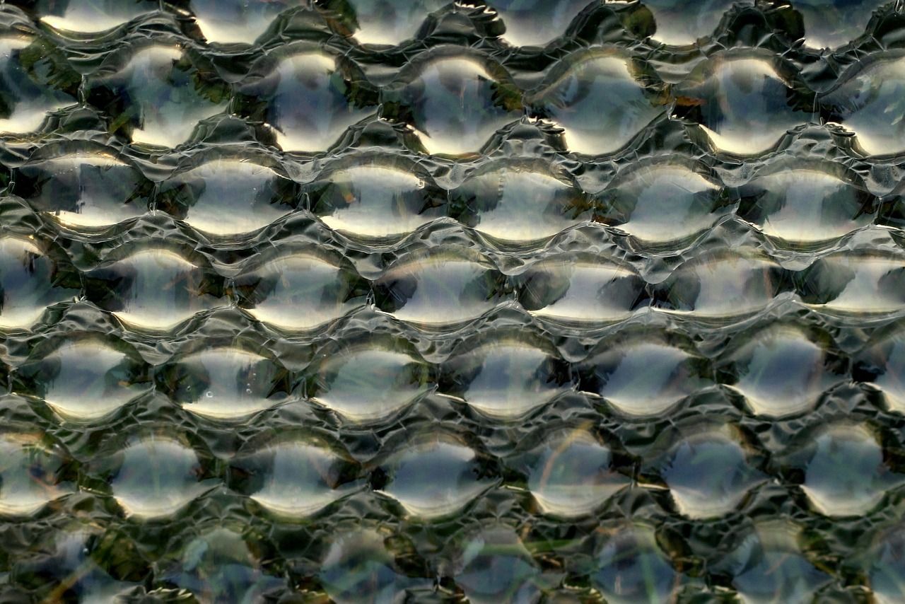 Rozwiązania dla e-commerce: Jak zabezpieczyć przesyłki materiałami bąbelkowymi